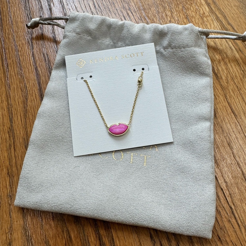 Kendra Scott Lips Necklace